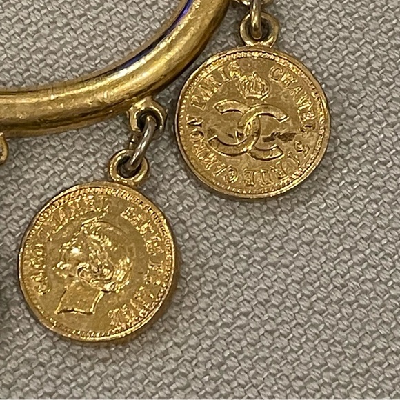 ❤️CHANEL❤️Vintage Medallion Cuff - Picture 15 of 16